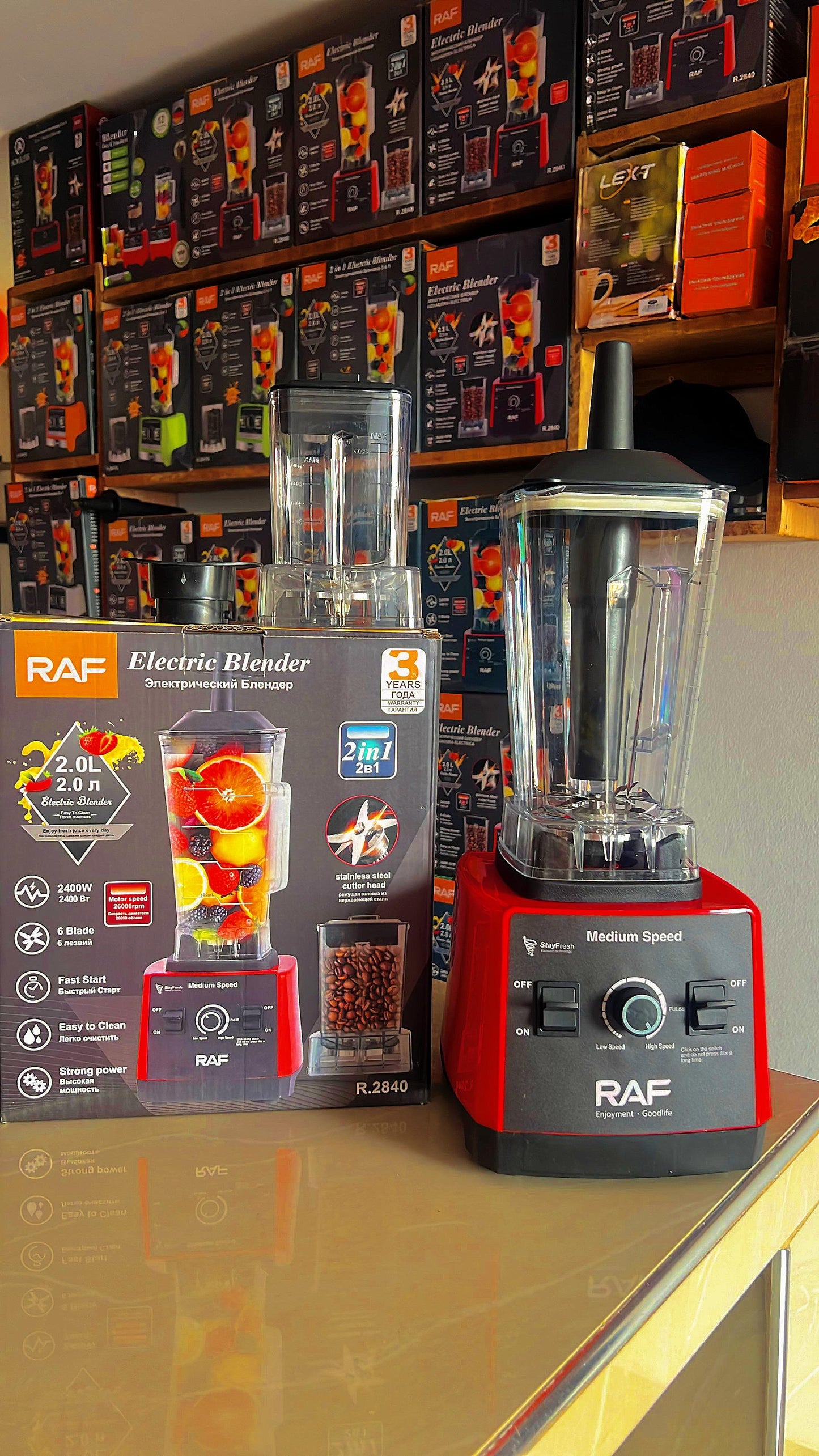 Licuadora marca RAF de 2 vasos 2400 WTS de potencia.